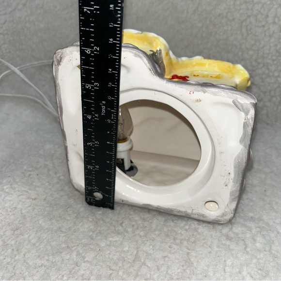 Christmas lighted yellow snow ceramic cottage 6.5" vintage made in Taiwan WORKS - Picture 7 of 10